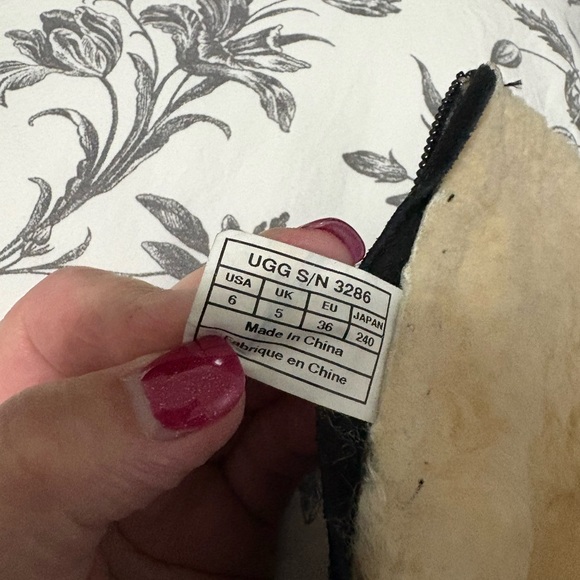 UGG AUSTRALIA KIDS SHOES MAURA BLACK BOOTS SZ 6 - Picture 2 of 15